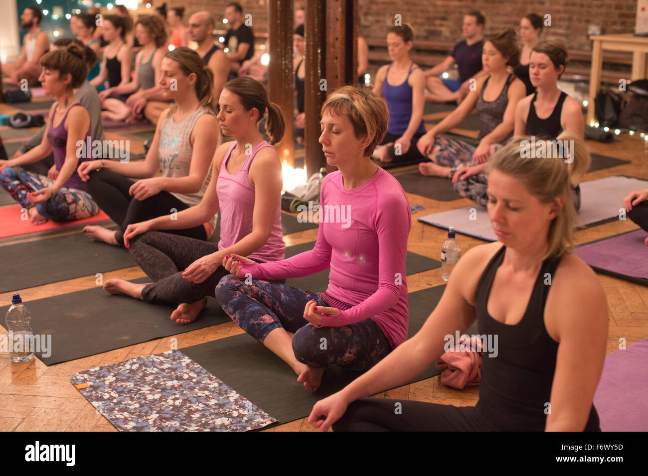 Candlelight Yoga Klasse, Central London, England, UK Stockfoto