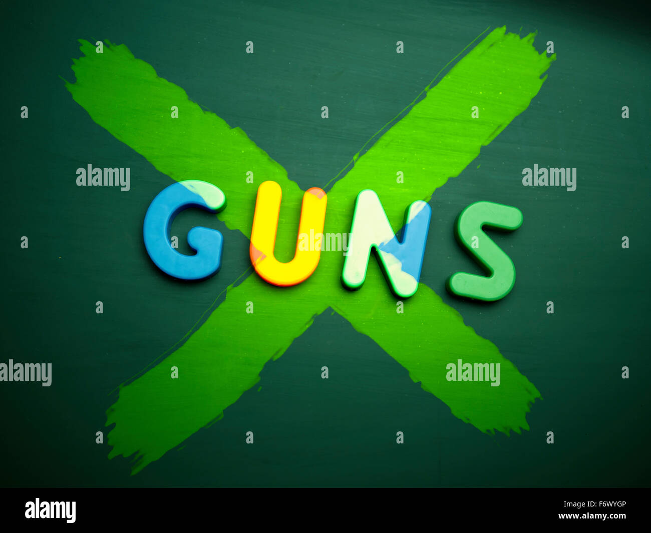Reglementierung von Waffenbesitz Konzept in bunten Buchstaben isoliert auf leere Tafel Stockfoto