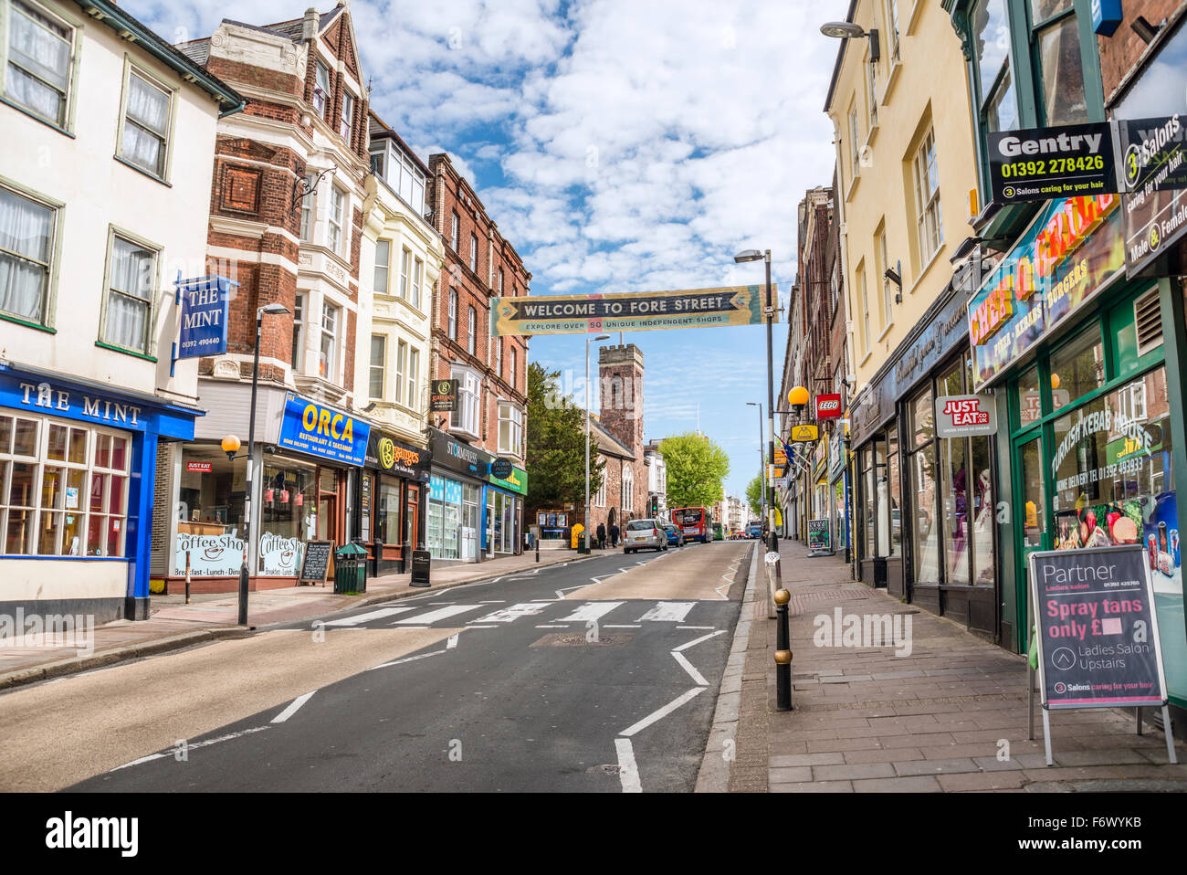 Fore Street Shops in der Altstadt von Exeter, Devon, England, Großbritannien Stockfoto