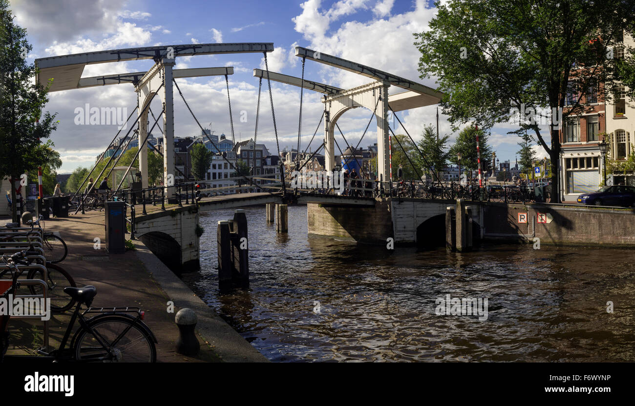 Blick auf Brücke, Fluss Amstel Kanal und Grachtenhäuser in Amsterdam (Nord-Holland, Niederlande) Stockfoto