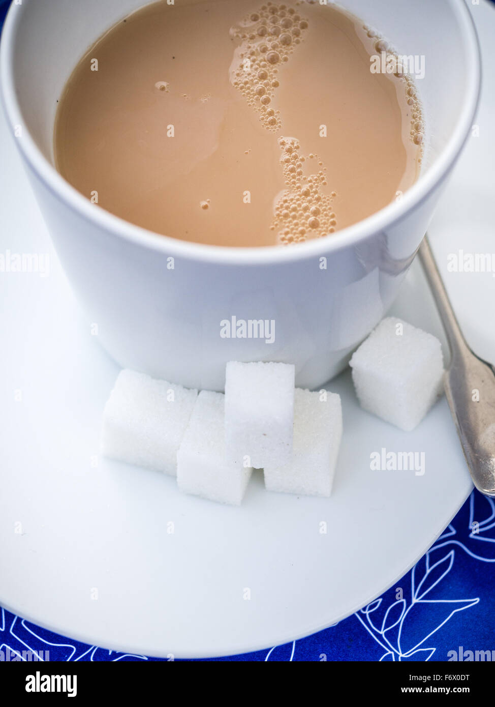 Weißer Zucker Klumpen mit einer Tasse Tee Stockfoto