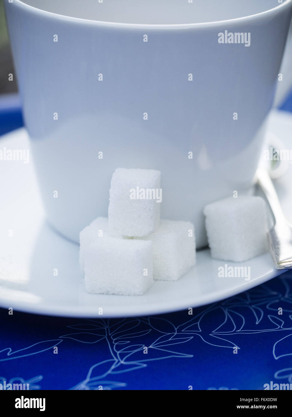 Weißer Zucker Klumpen mit einer Tasse Tee Stockfoto