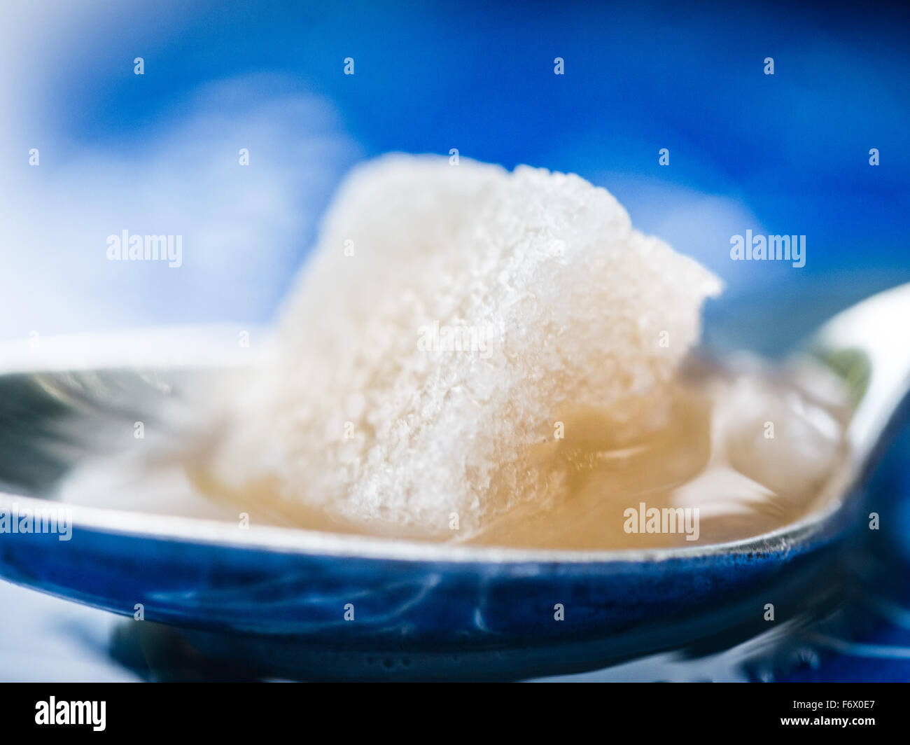 Weißer Zucker Klumpen mit einer Tasse Tee Stockfoto