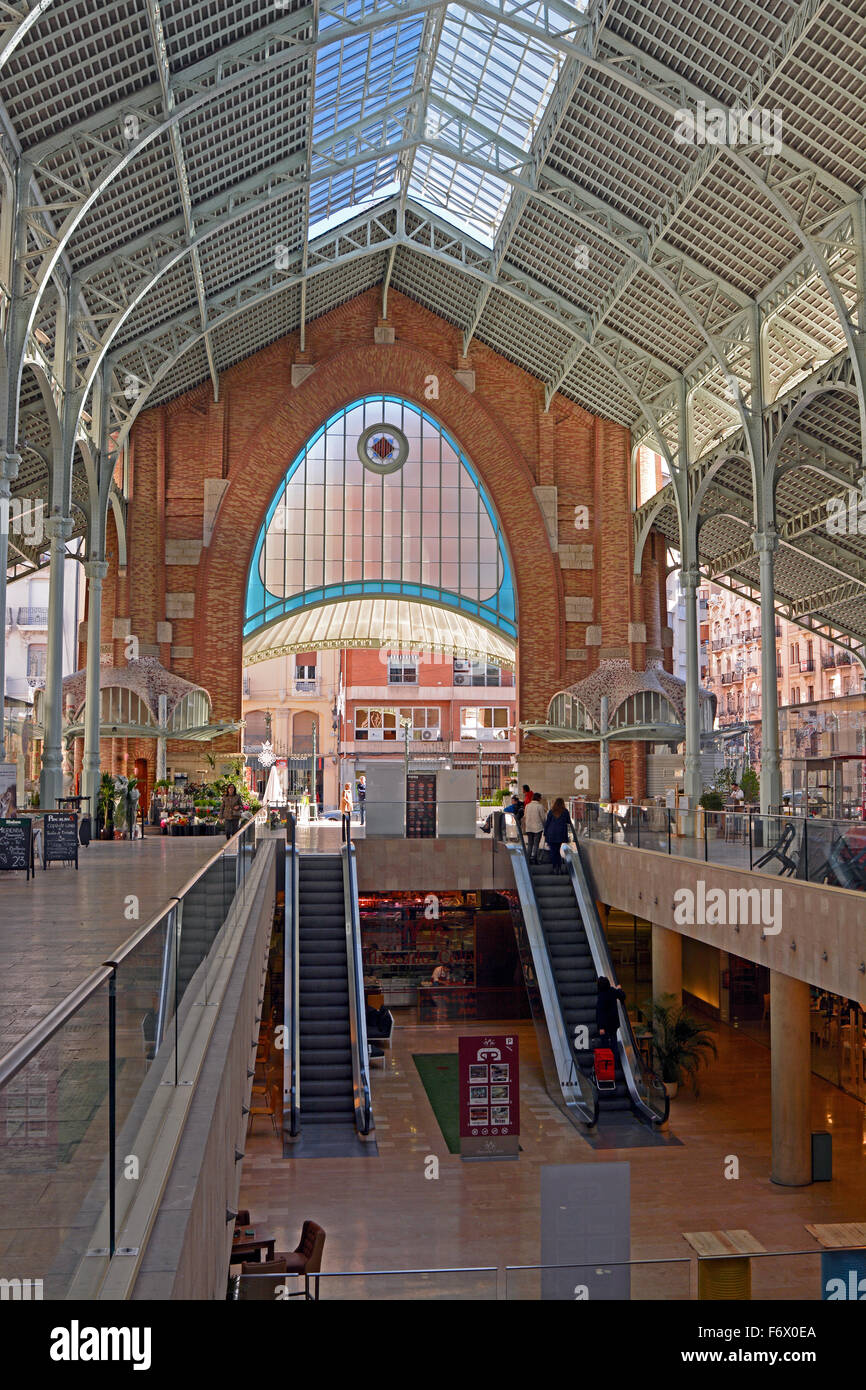 Innenraum des kleinen Einkaufszentrum Columbus Markt und Markt (Mercado de Colon) in Valencia, Spanien Stockfoto