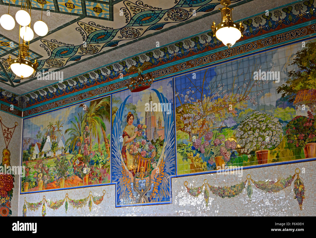 Fliesen Sie Mosaikbild der regionalen Flora im Inneren des Nordbahnhofs in Valencia, Spanien Stockfoto