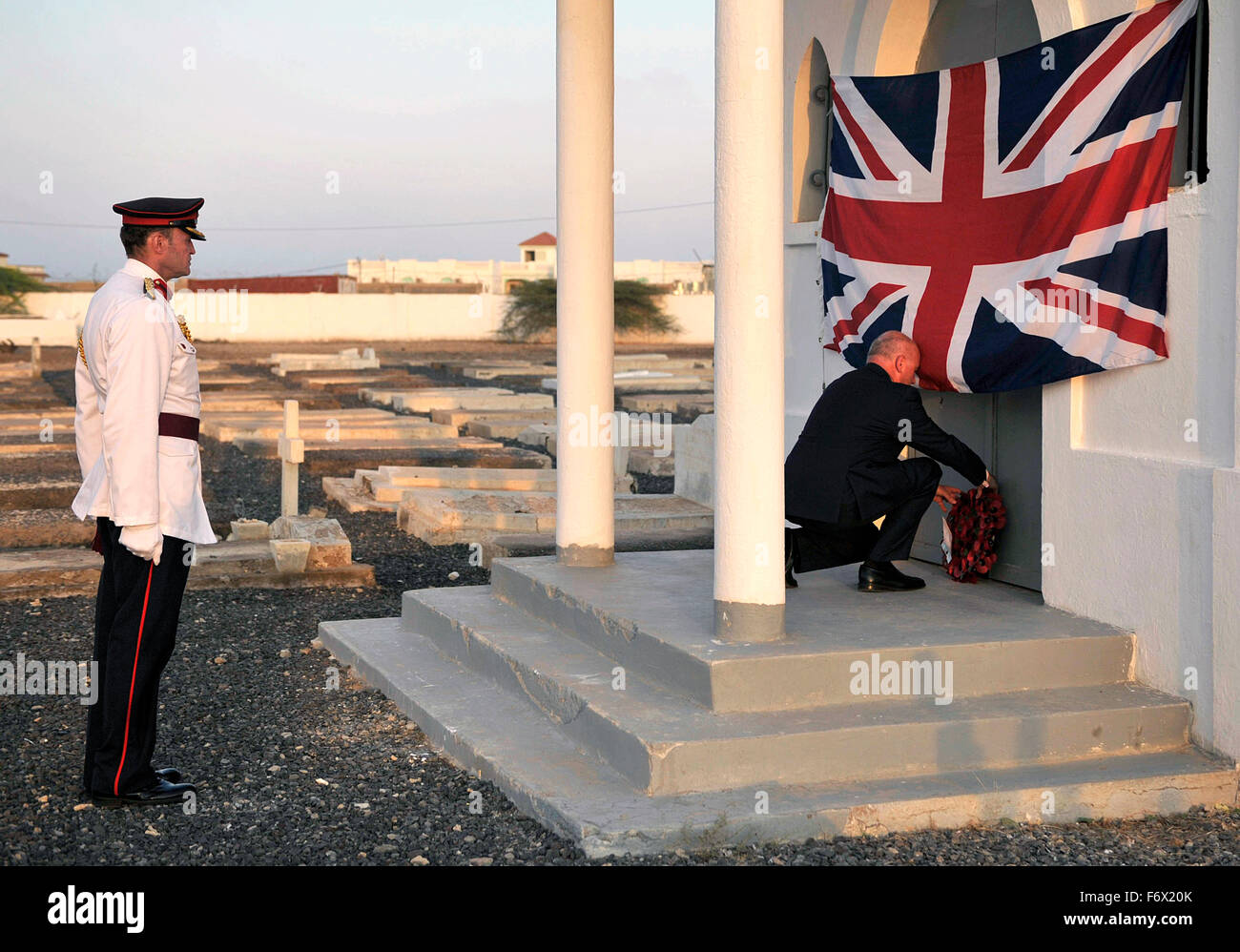 Britischer Botschafter in Äthiopien und Dschibuti, Greg Dorey und Defense Attaché Oberst Mike Scott legen einen Kranz von Mohn bei Gedenktag zu Ehren Krieg tot auf einem Militärfriedhof 11. November 2015 in der Nähe von Camp Lemonier, Dschibuti. Stockfoto