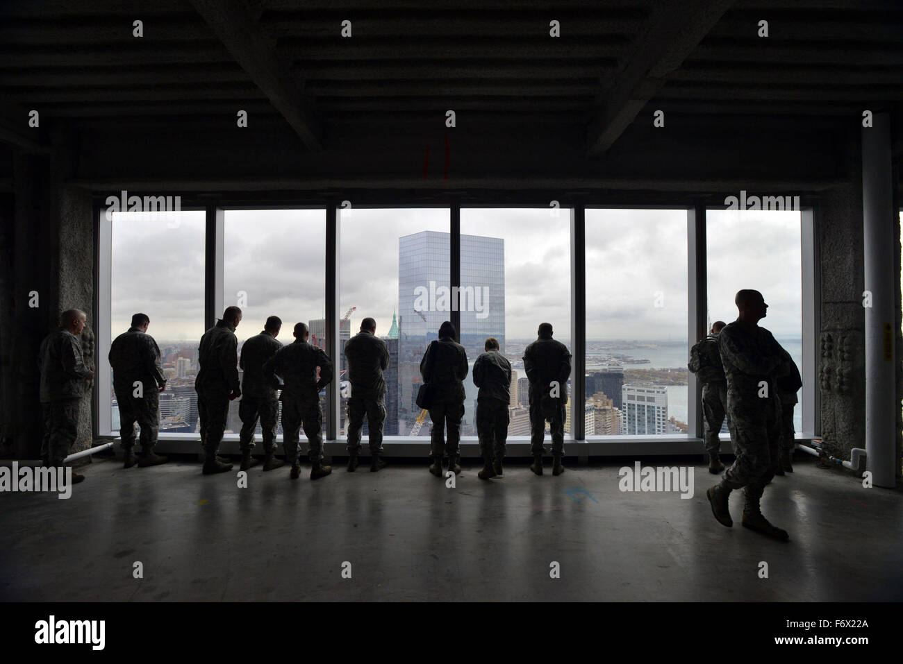 Mitglieder des US-Militär eingetragen Bereich Advisory Council besuchen Sie das Ground Zero-Denkmal zu Ehren der Veteranen-Tag 11. November 2015 in New York City, New York. Stockfoto