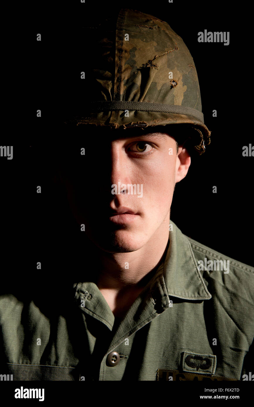 Amerikanischen GI Soldat aus dem Vietnam-Krieg, mit Hälfte seines Gesichts im tiefen Schatten. Stockfoto