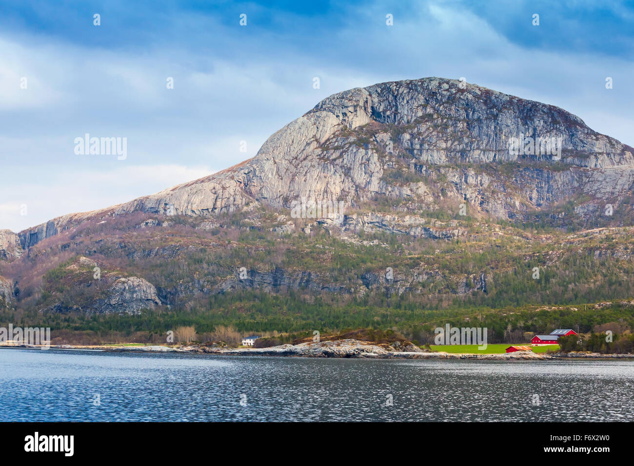 Traditionelle norwegische Landschaft mit kleinen hölzernen Häusern und Scheunen an der Nordseeküste Stockfoto