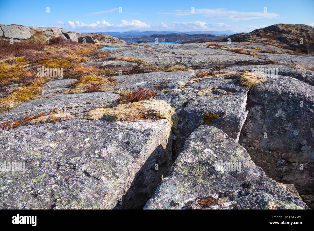 Norwegische Gebirge, leere Landschaft mit grauen Steinen Stockfoto
