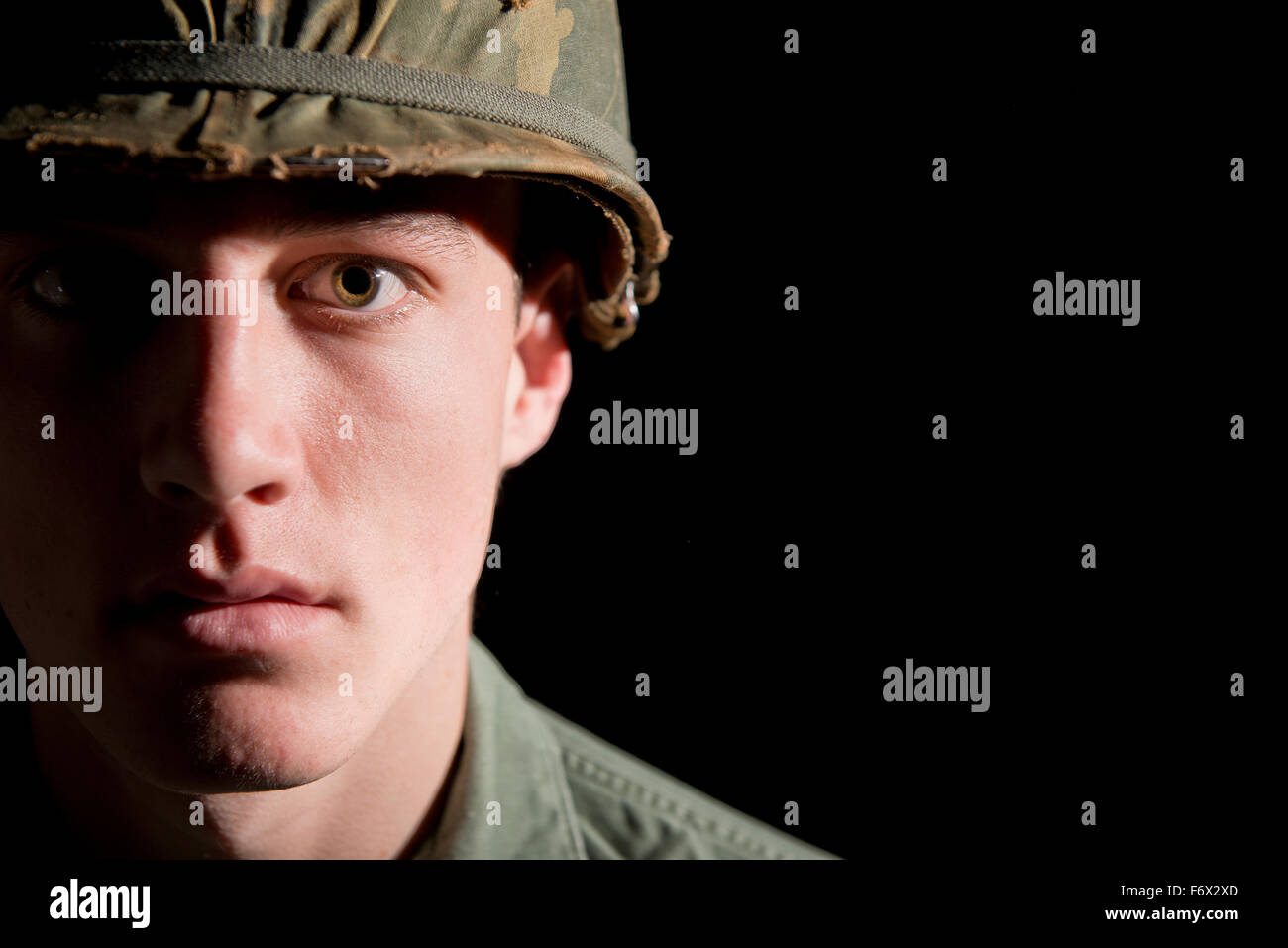 Amerikanischen GI Soldat aus dem Vietnam-Krieg, mit Hälfte seines Gesichts im tiefen Schatten. Stockfoto