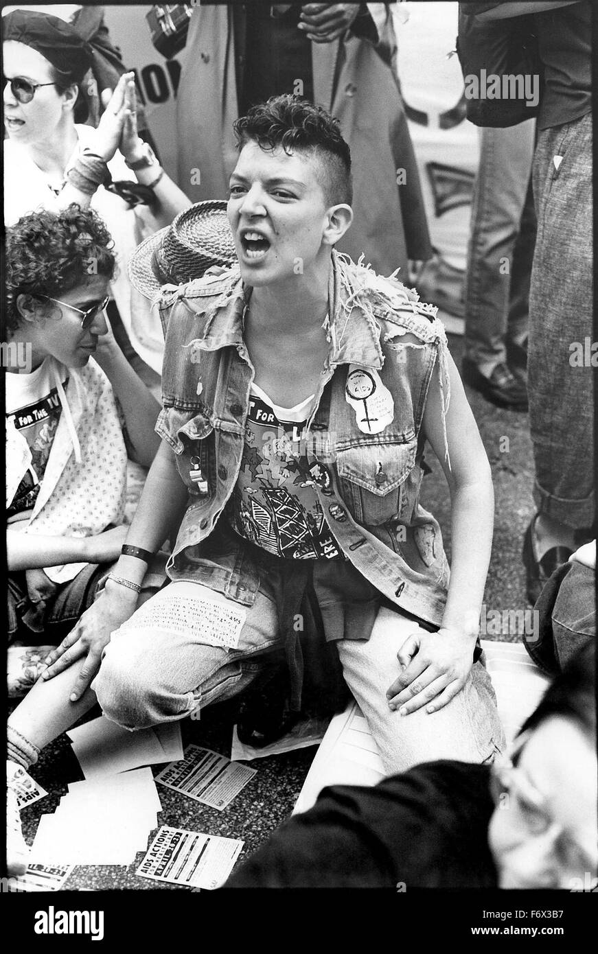 Schriftsteller und Redakteur Lulu Belliveau (Mitte) ist protestieren Mangel an Einrichtungen des Gesundheitswesens für Frauen mit AIDS in Chicago Cook County Hospital Parolen schreien. Vor dieser Demonstration hatte das Krankenhaus keine Bestimmung für die Behandlung von Frauen mit AIDS. Eine Anzahl von Frauen aus mehreren ACT UP Kapiteln rund um die USA besetzt kurz die Straße vor dem Cook County building in Chicago, Bau einer temporären "AIDS Ward" für Frauen mit Matratzen, umgeben von "Mauern" der Blätter von anderen Demonstranten statt. Die erfolgreiche ziviler Ungehorsam führte eine Änderung der Politik für das Krankenhaus. Stockfoto