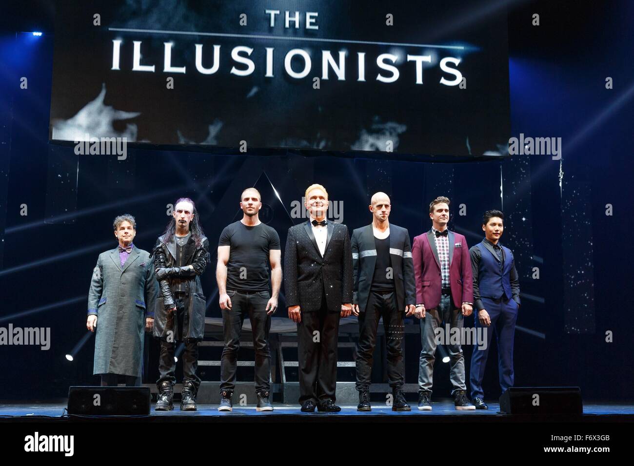 Raymond Crowe, Dan Sperry, James More, Jeff Hobson, Jonathan Goodwin, Adam Trent, Yu Ho-Jin in die Teilnehmerliste für die ILLUSIONISTEN – LIVE ON BROADWAY Vorschau Performance, Neil Simon Theatre, New York, NY 20. November 2015. Foto von: Jason Smith/Everett Collection Stockfoto