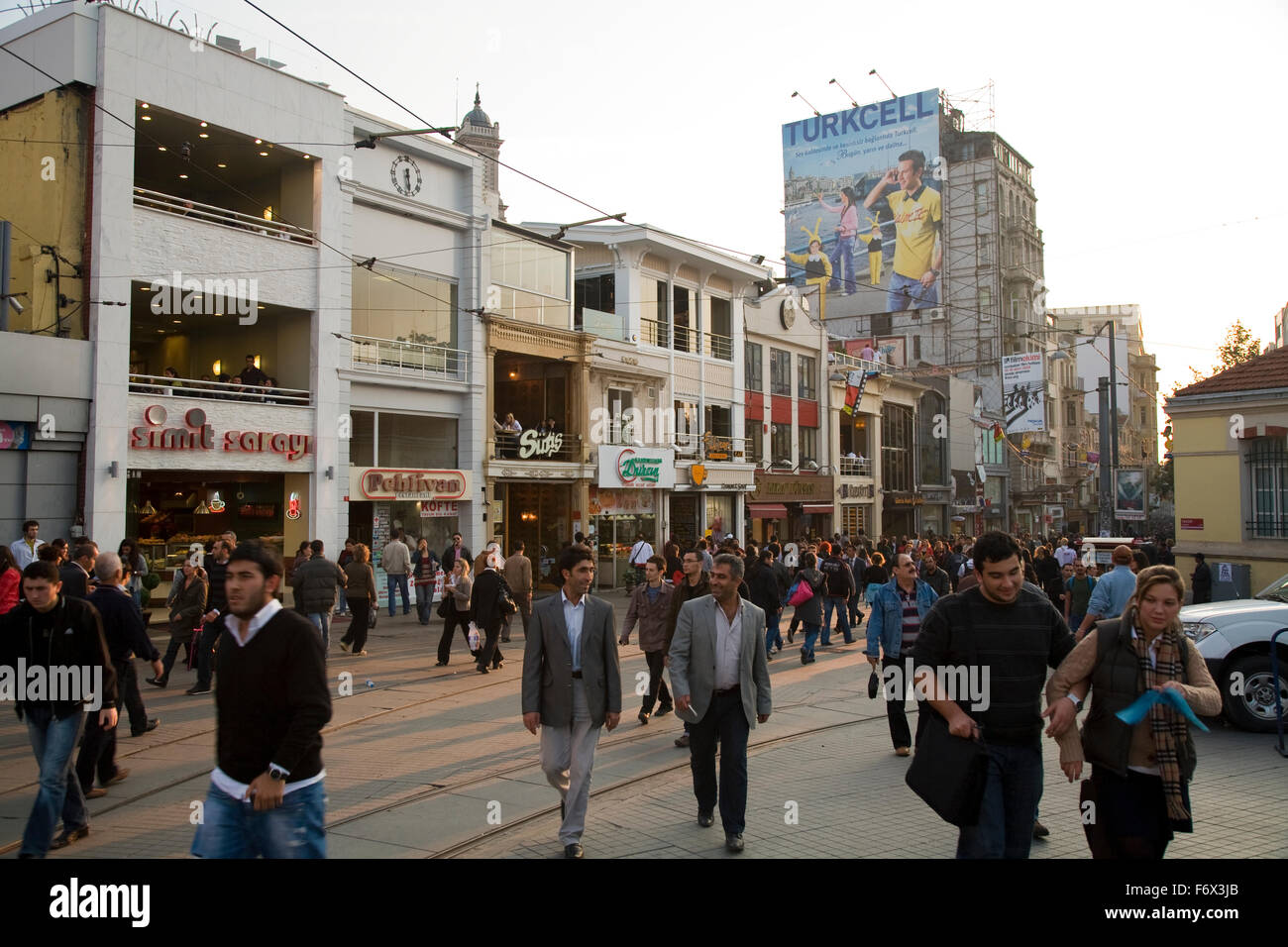 Istanbuls beliebteste Shopping Fußgängerzone, Istiklal Caddesi, früher bekannt als Grand Rue de Pera ist eine Meile lang. Stockfoto