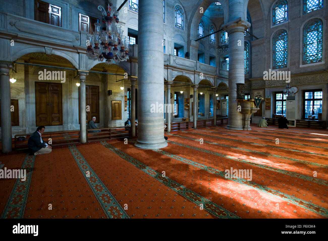 Eyüp Moschee, auf einem Hügel am Goldenen Horn in Istanbul, ist umgeben von den letzten Ruhestätten der osmanischen Beamten. Stockfoto