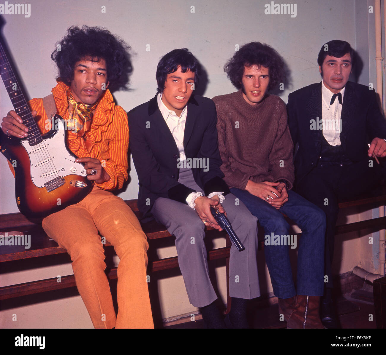 JIMI HENDRIX backstage bei der Opening Night der Walker Brothers UKTour im Finsbury Park