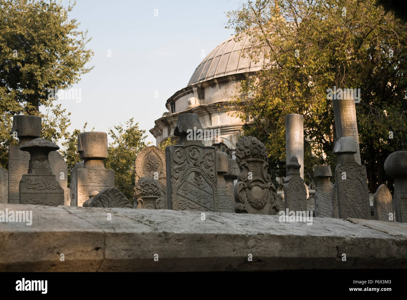 Thront auf einem Hügel am Goldenen Horn, Eyüp Moschee ist umgeben von den letzten Ruhestätten der osmanischen Beamten, Istanbul, Türkei Stockfoto