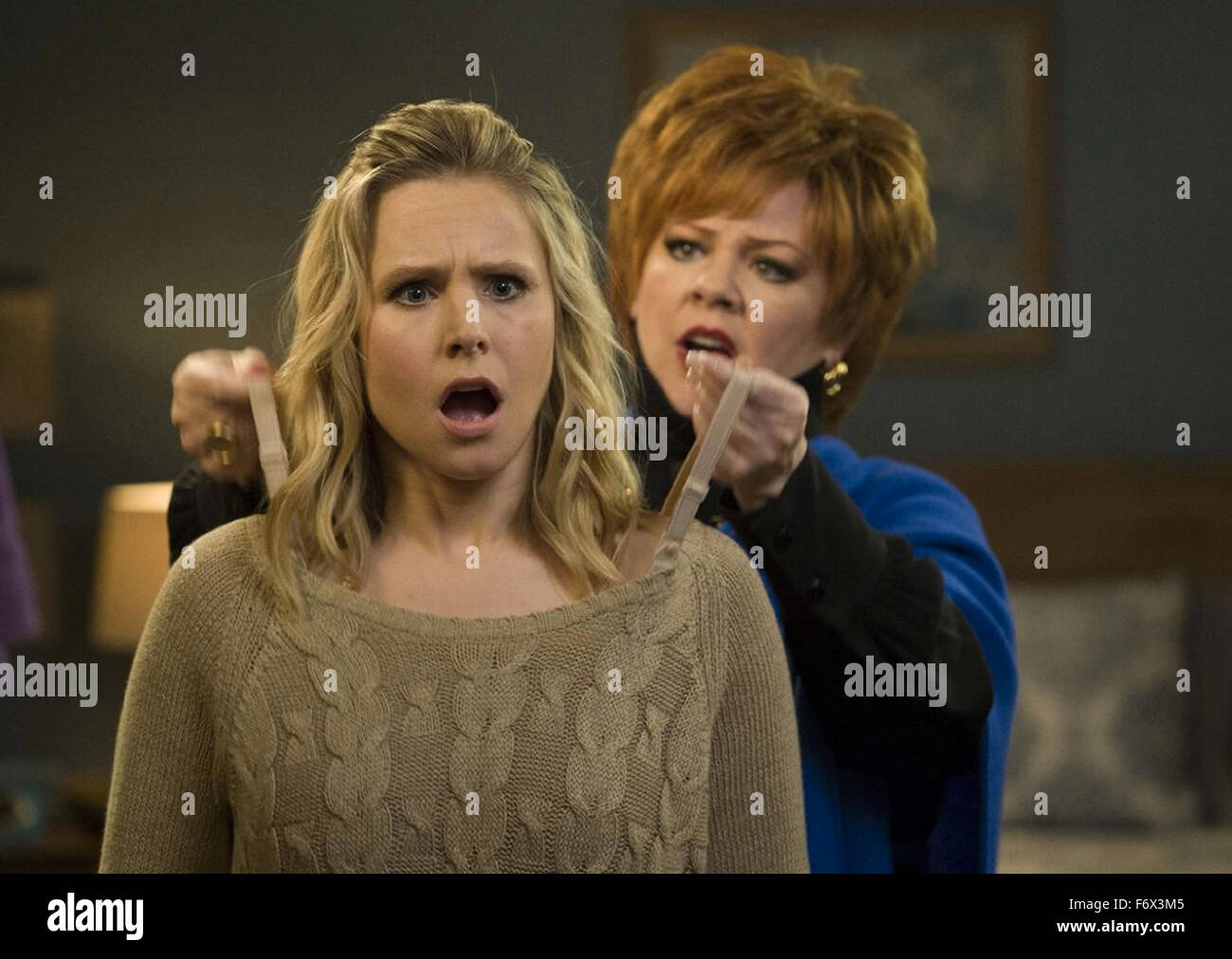 DER BOSS 2015 Universal Pictures Film mit Kristen Bell auf der linken Seite und Melissa McCarthy Stockfoto