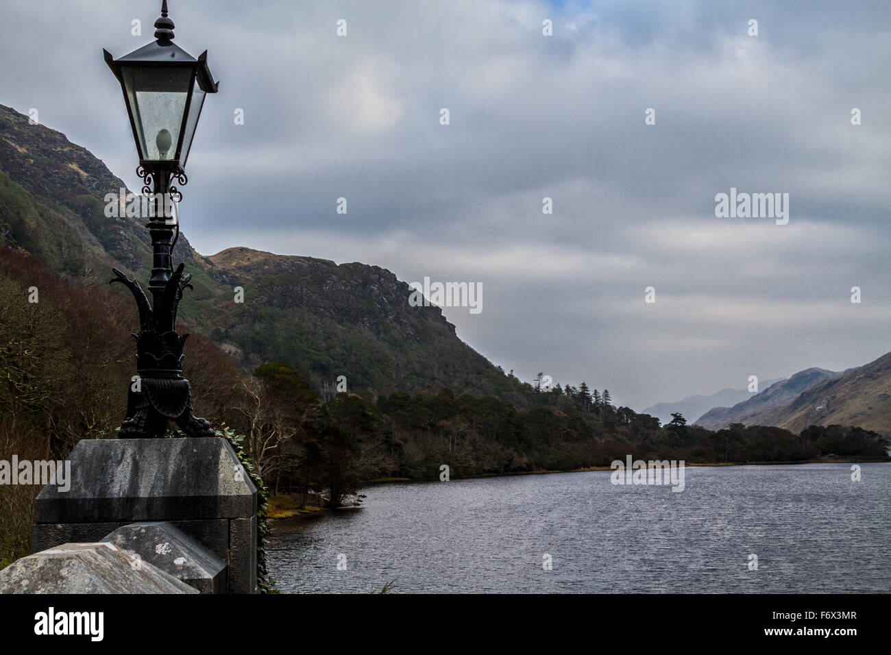 Neblige Sicht des See Pollacapall von Kylemore Abbey, Connemara, County Galway, Irland Stockfoto