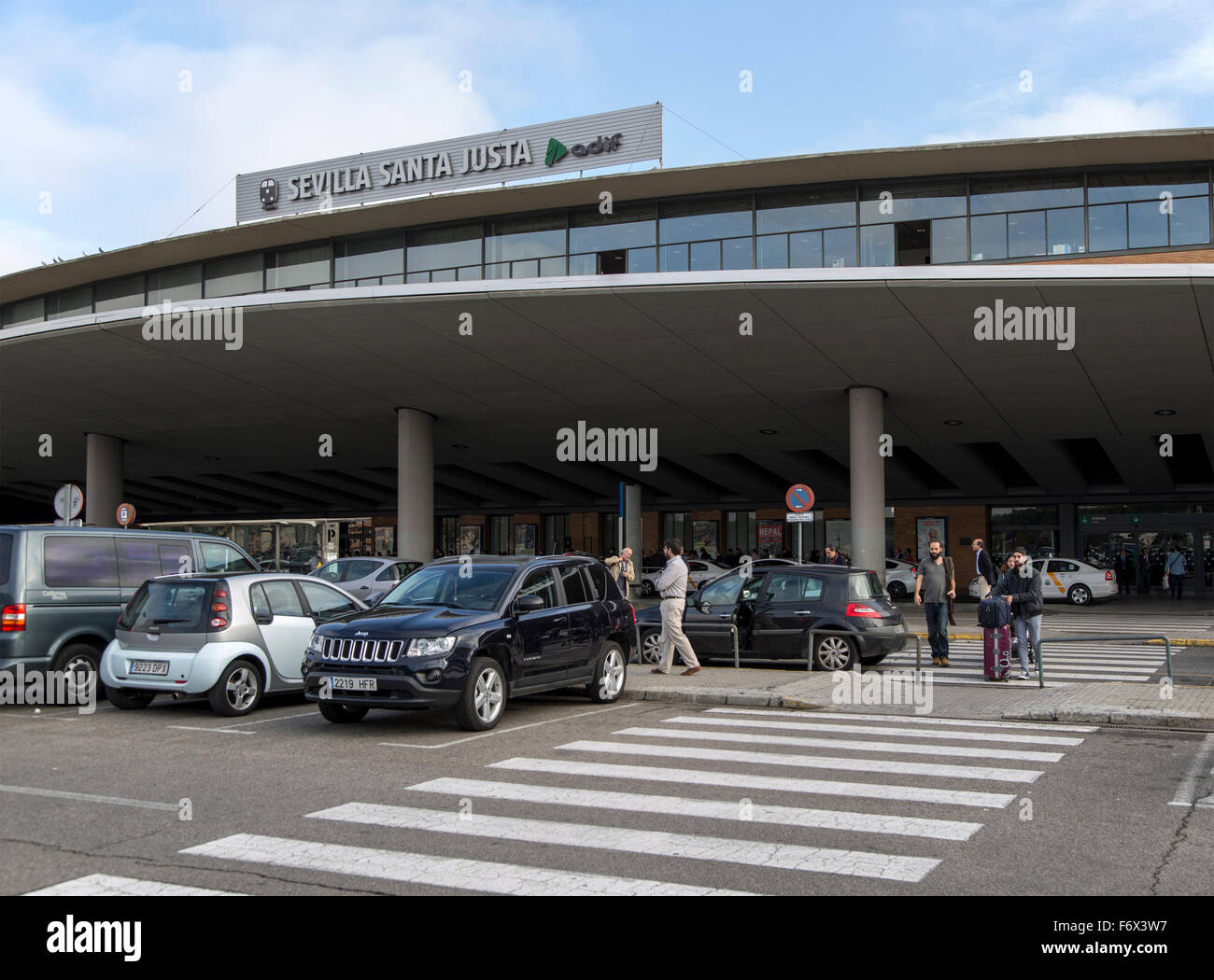 Menschen und Autos außerhalb von Santa Justa Bahnhof, Sevilla, Spanien Stockfoto