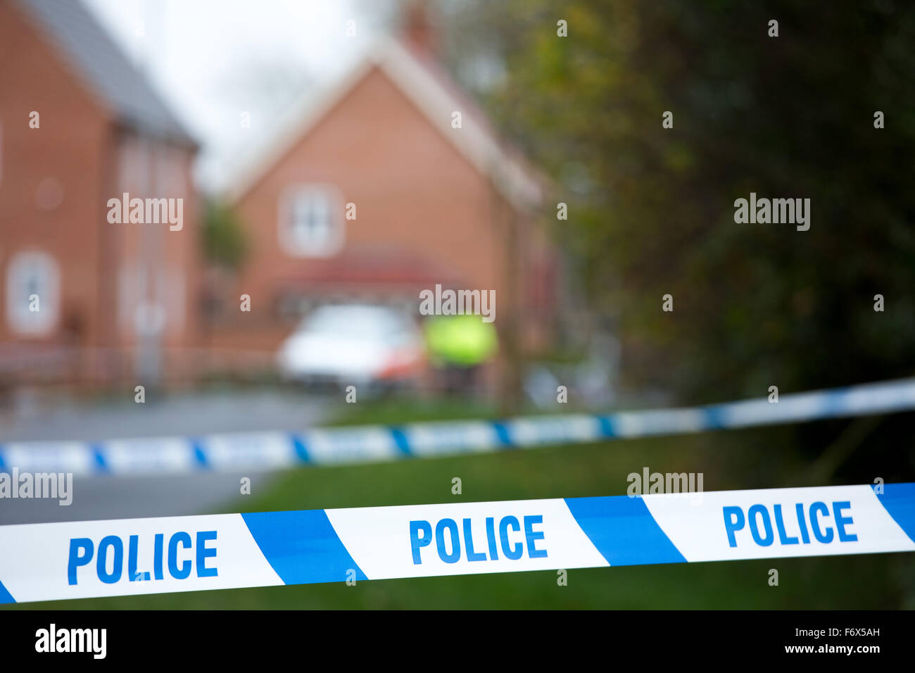 Ein Kordon der Polizei am Tatort eines Mordes in Ibstock, Derbyshire. Stockfoto
