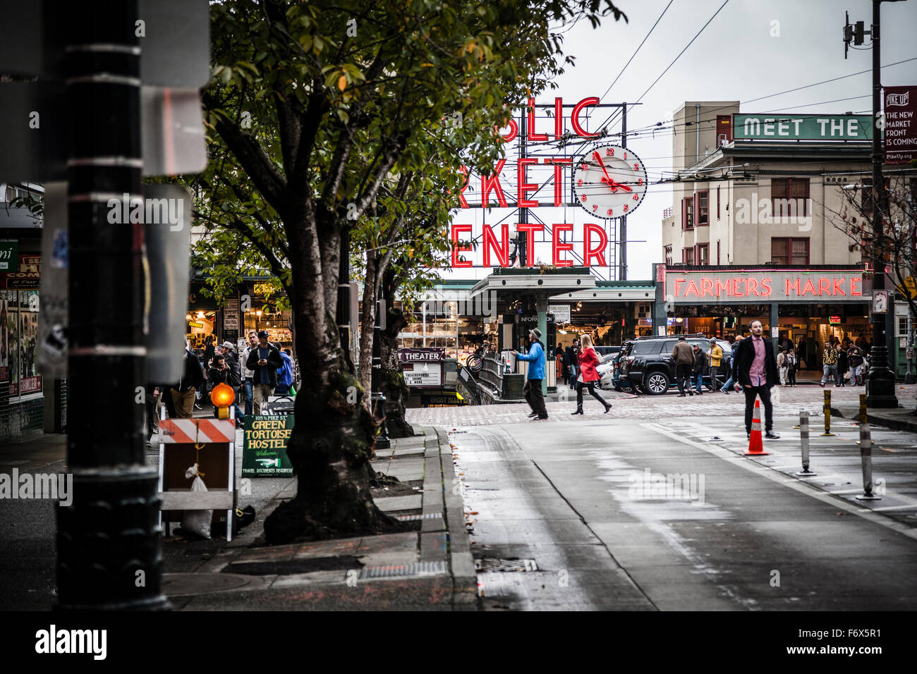 Passanten vor Seattle am Pike Place Market Stockfoto