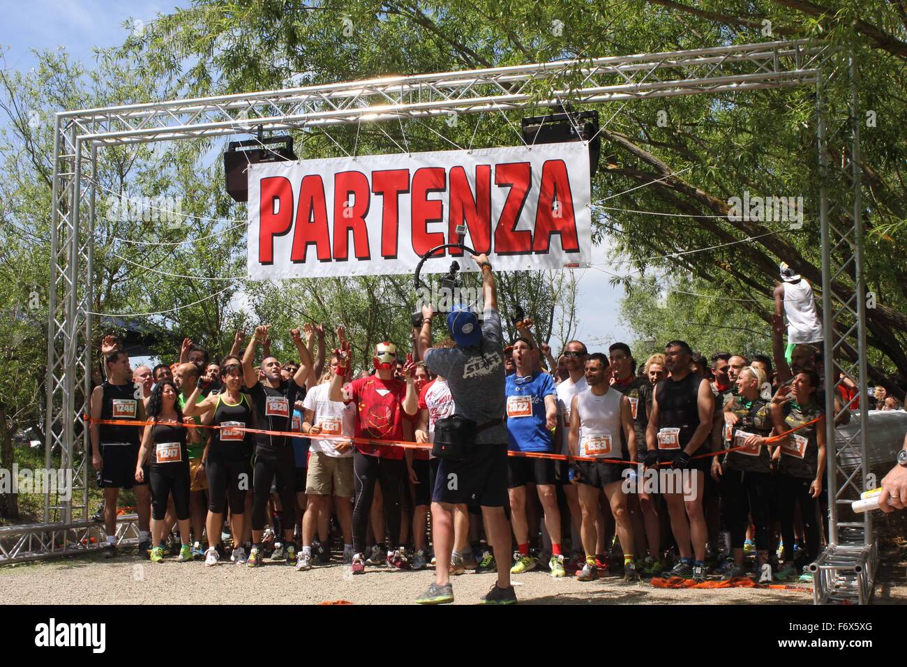 SIGNA, Italien - 9. Mai 2015: Sportler an der Startlinie des Förderwettbewerbs Inferno laufen in der Nähe von Florenz, italienischen Schlamm R einsatzbereit Stockfoto