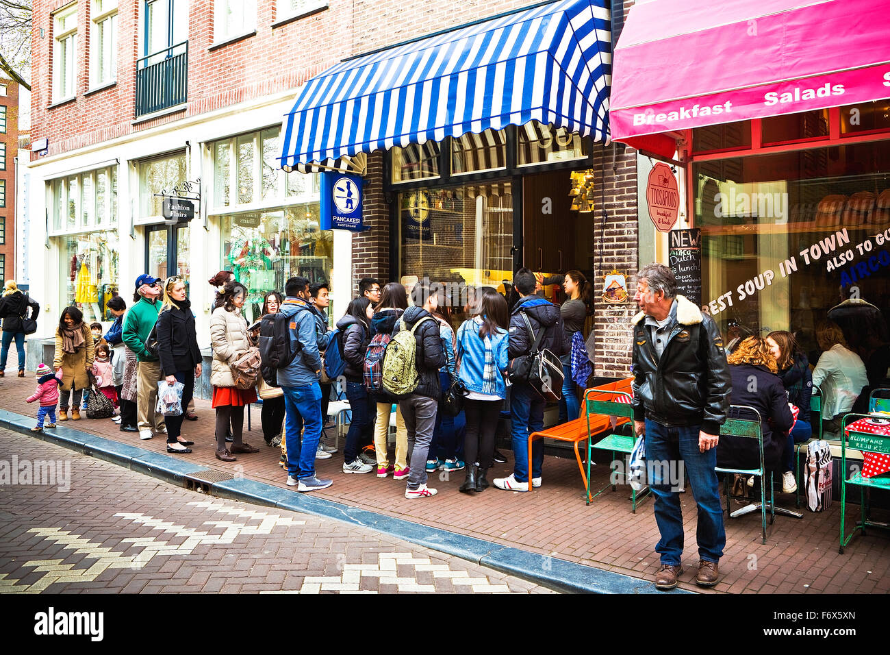 Schlange von Menschen außerhalb von einem Pfannkuchen Shop in Amsterdam Stockfoto