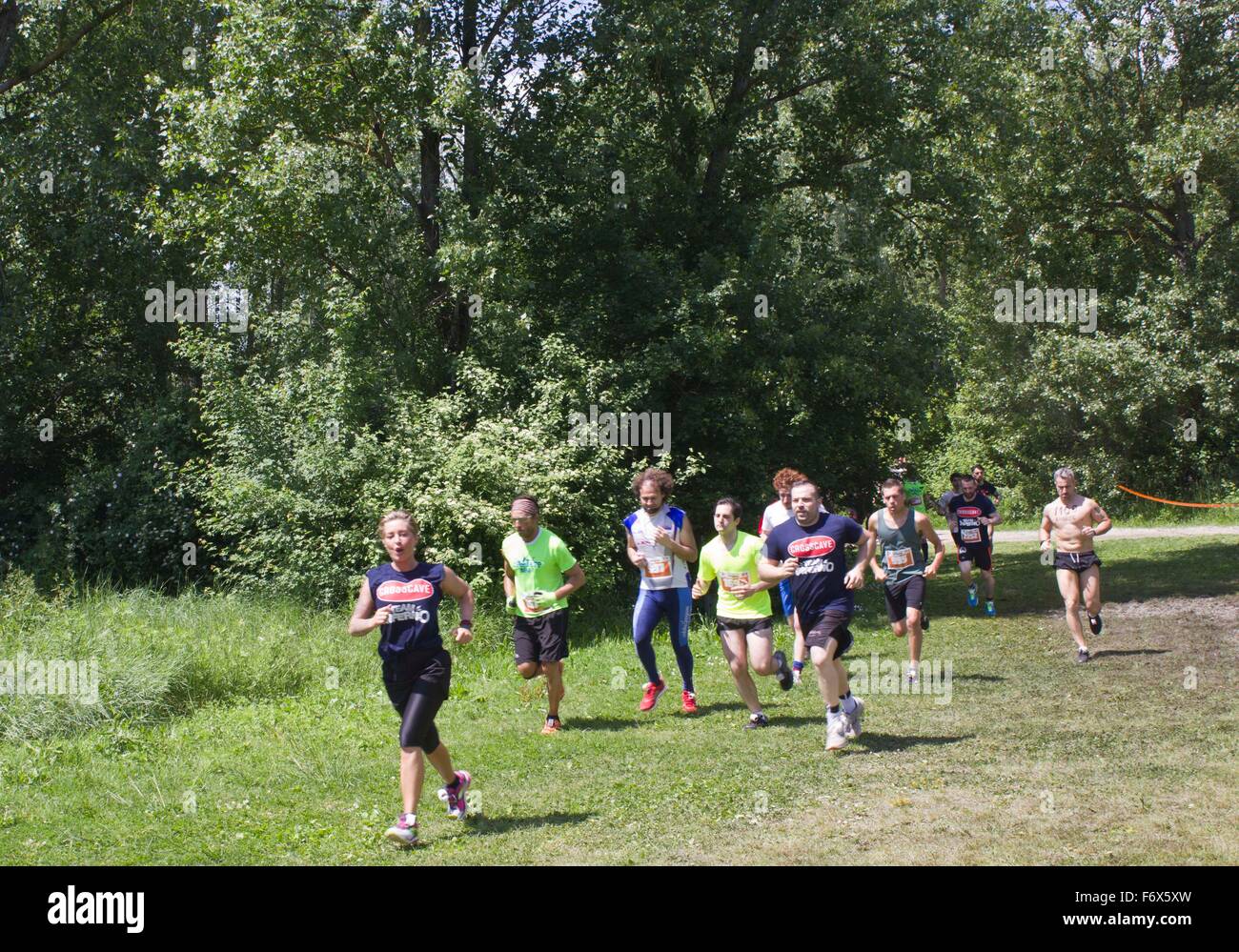 SIGNA, Italien - 9. Mai 2015: Gruppe von Menschen laufen in den Renai Park in der Nähe von Florenz während der Inferno-Lauf-Wettbewerb Stockfoto