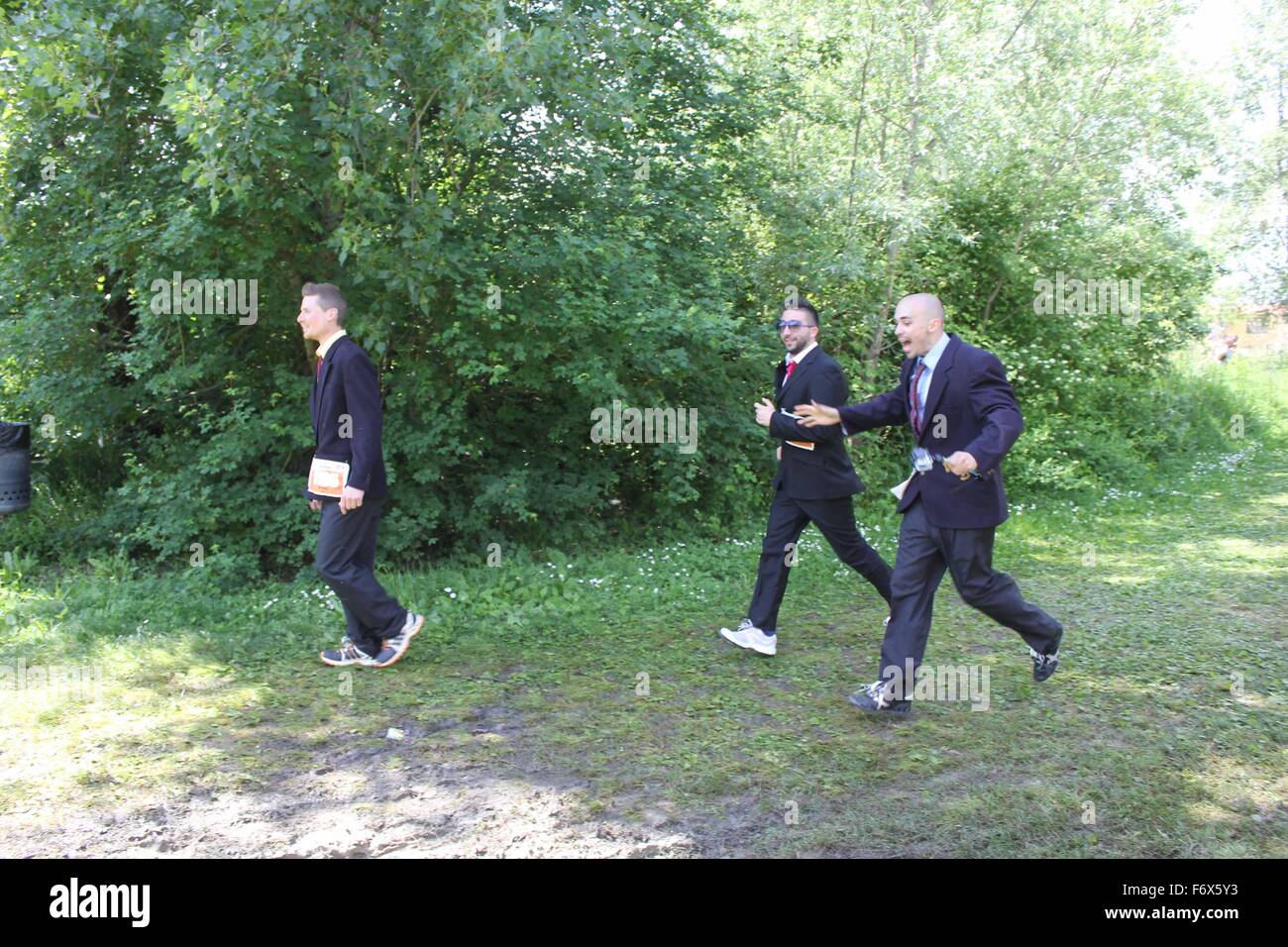 SIGNA, Italien - 9. Mai 2015: Drei Menschen laufen in ihre Business-Anzügen im Renai Park in der Nähe von Florenz während der Inferno Ausführung c Stockfoto