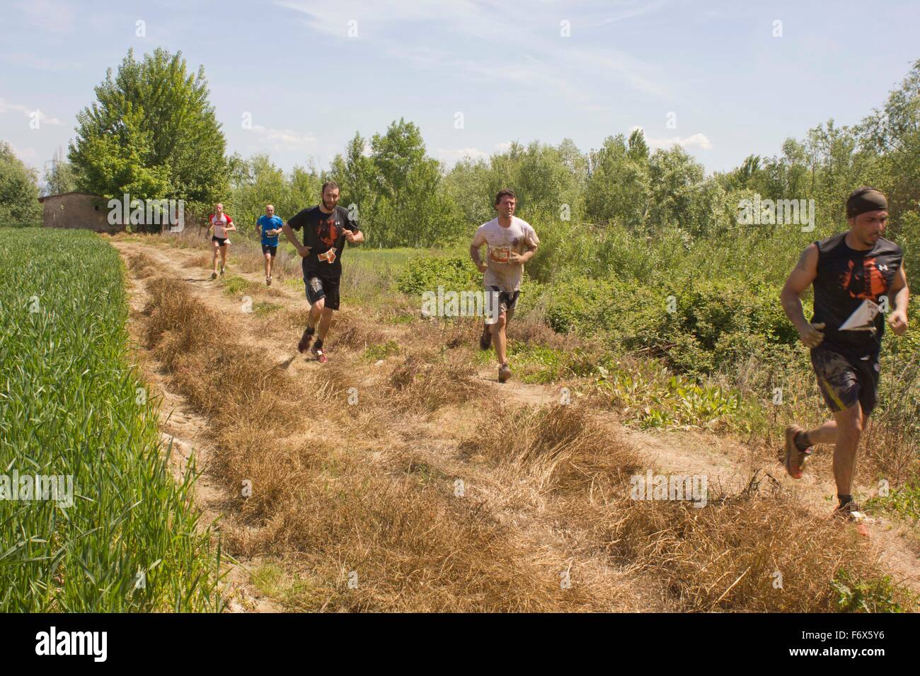 SIGNA, Italien - 9. Mai 2015: Gruppe von Menschen, die in einem Feld in der Toskana, während die Inferno-Lauf-Wettbewerb im Freien ausgeführt Stockfoto