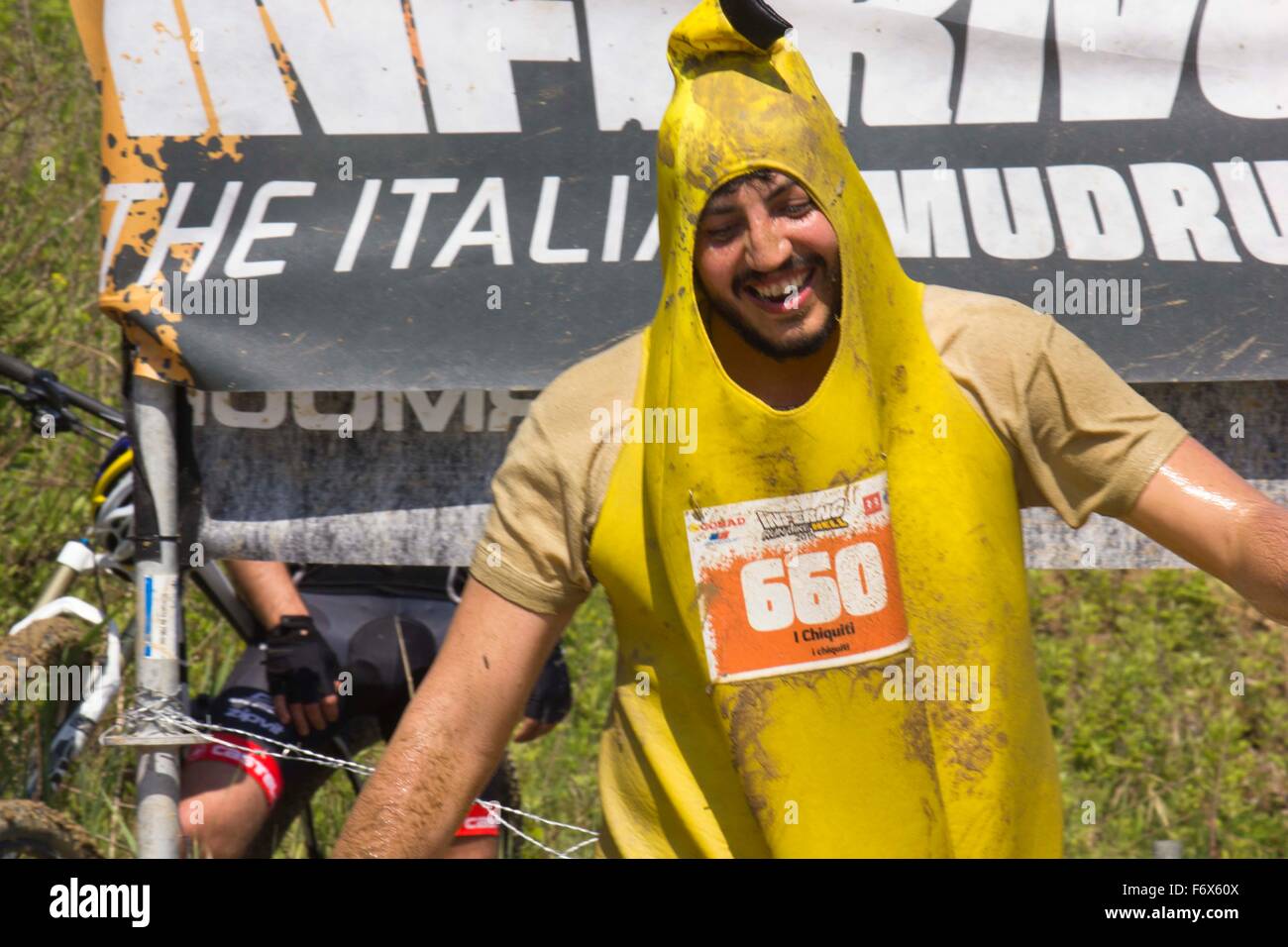 SIGNA, Italien - 9. Mai 2015: Mann, gekleidet wie eine Banane während des Schlamm-Rennen-Wettbewerbs in der Nähe von Florenz, allen Schmutz durch Schlamm Stockfoto