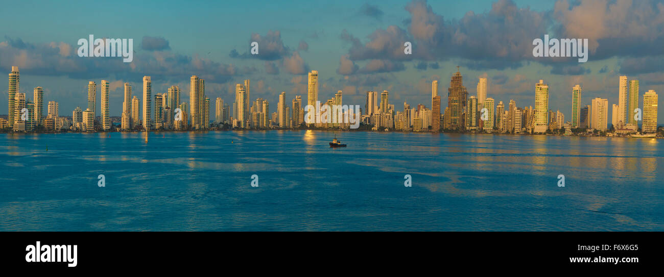 Cartagena, Bolivar, Kolumbien Skyline bei Dämmerung, Cartagena Bay, Karibik Stockfoto