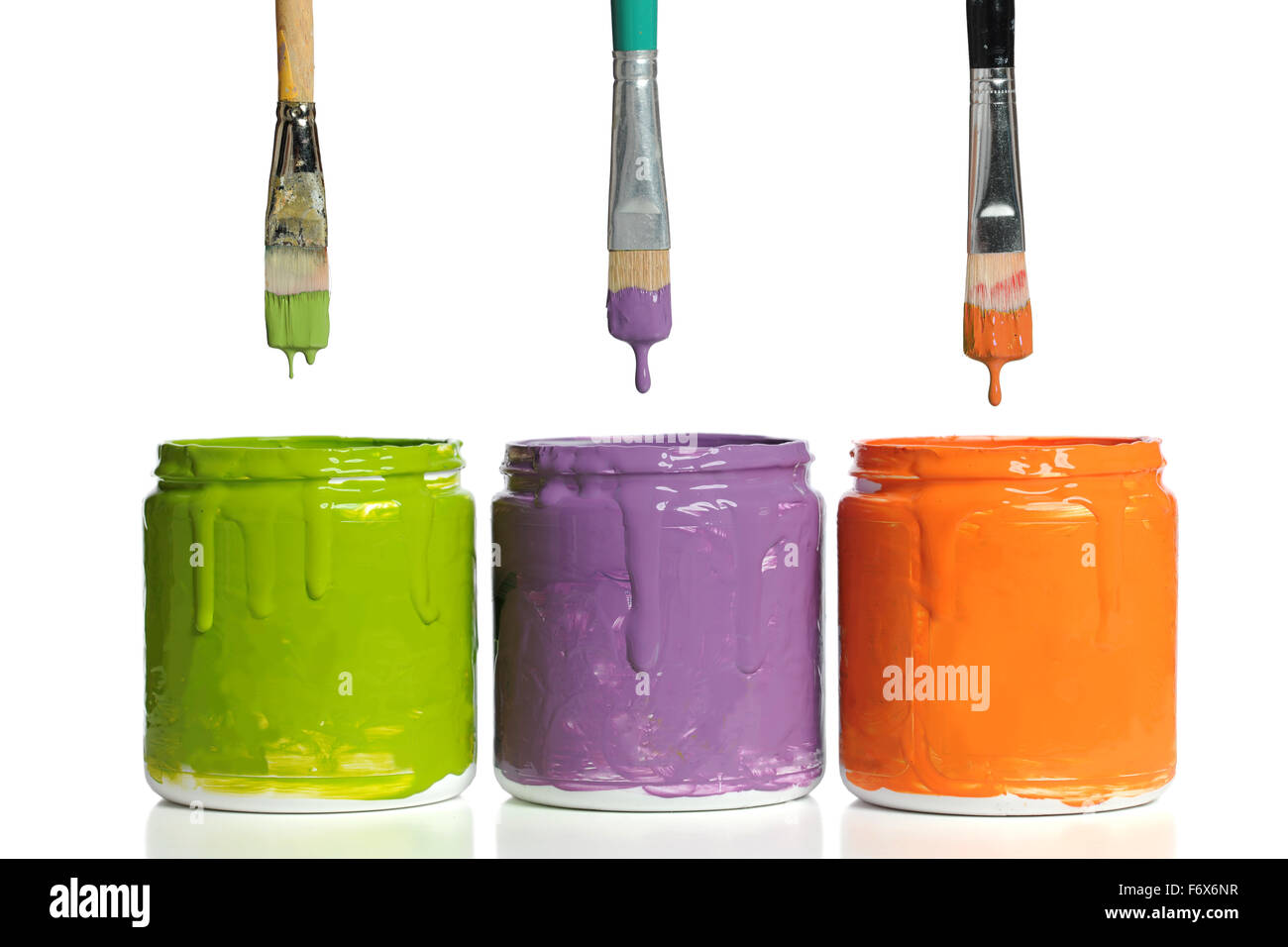 Pinsel tropft Farbe in Containern mit sekundären Farben isoliert auf weißem Hintergrund Stockfoto