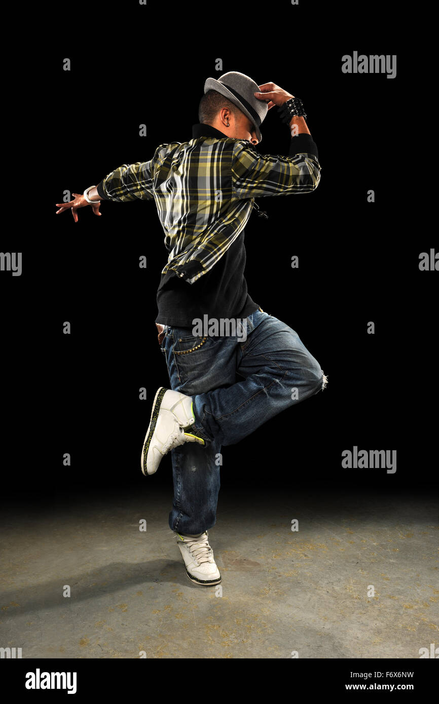 African American Hop Hop Tänzer Durchführung über dunklen Hintergrund Stockfoto
