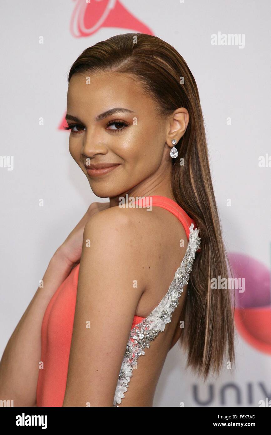 Las Vegas, NV, USA. 19. November 2015. Leslie Grace im Presseraum für 16. Annual Latin GRAMMY Awards - Press Room, MGM Grand Garden Arena, Las Vegas, NV 19. November 2015. © James Atoa/Everett Collection/Alamy Live-Nachrichten Stockfoto