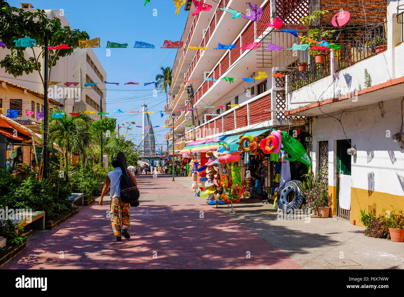 Seitenstraße in Zona Romantica in Richtung Los Muertos, Altstadt, Puerto Vallarta, Mexiko Stockfoto