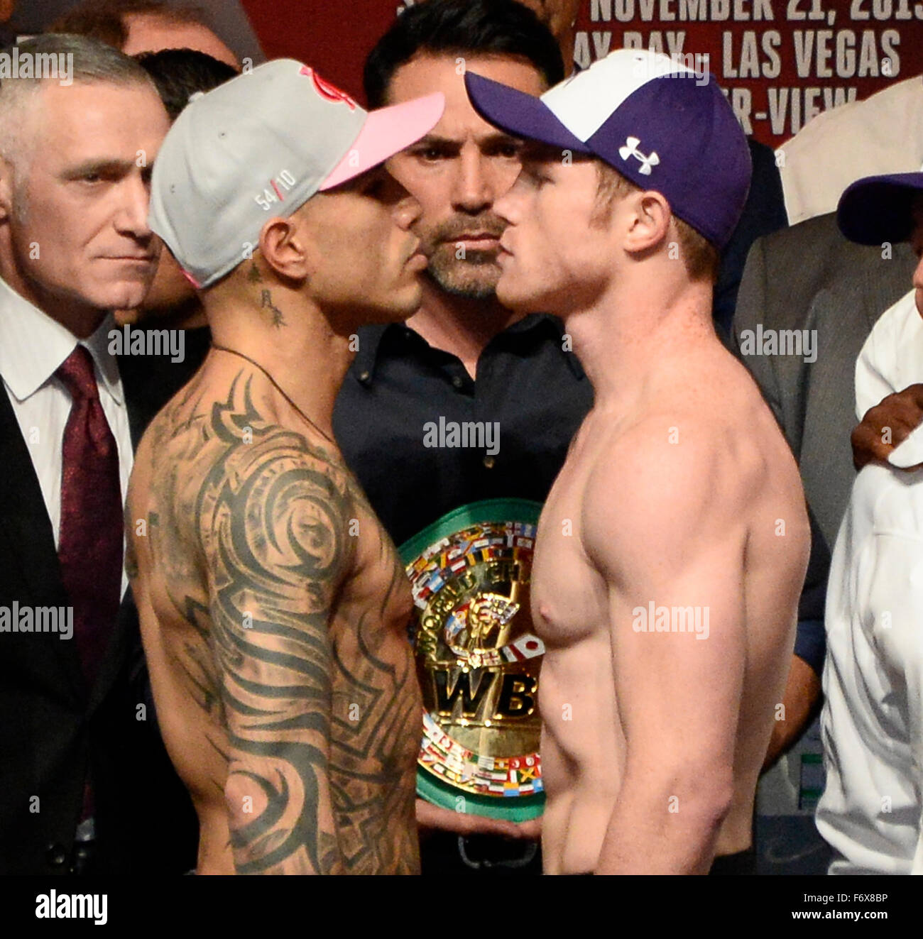 USA. 20. November 2015. (L) Puerto Ricos Miguel Cotto Gesichter aus mit Mexikos Canelo Alvarez während freitags wiegen im Mandalay Bay Hotel in Las Vegas. Die beiden werden zu ausverkauften kämpfen im Mandalay Bay Hotel und HBO PPV dieser Samstag Nov 21 krähte. Foto von gen Blevins/LA DailyNews/ZumaPress Credit: Gene Blevins/ZUMA Draht/Alamy Live-Nachrichten Stockfoto