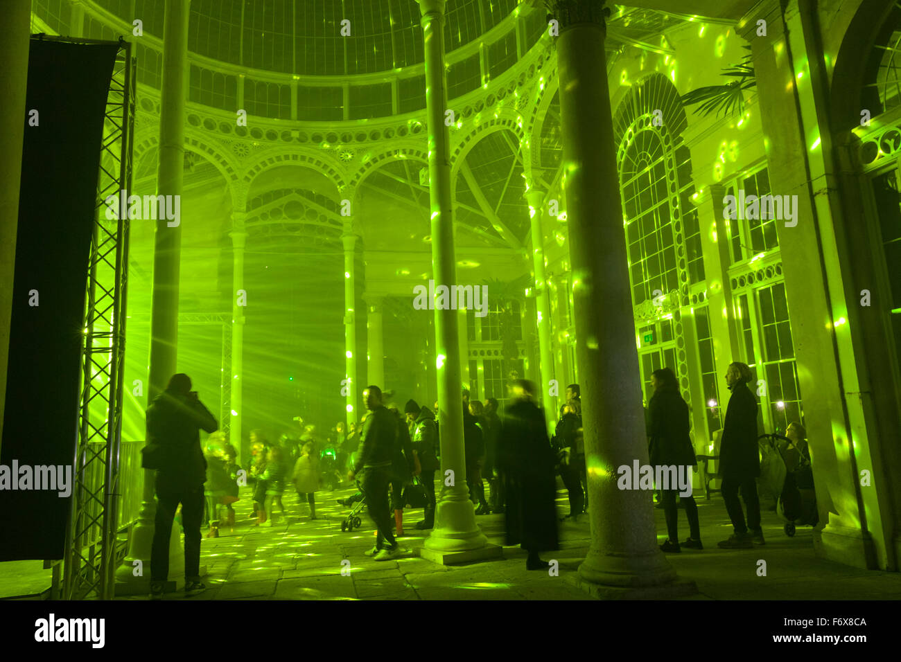 Brentford, London, UK. 20. November 2015. Besucher am ersten Abend beobachten die Lasershow im großen Wintergarten. Der verzauberte Wald kehrt in Syon Park und Haus in Brentford am 20. November zum 10. Mal. Ein beleuchteter Weg führt die Besucher durch den Park und um Capability Brown Serpentine River, Ende des 16. Jahrhunderts Syon House und der große Wintergarten mit Lichteffekten, beleuchtete Bäume und Figuren und eine Laser-Show. Bildnachweis: Imageplotter/Alamy Live-Nachrichten Stockfoto