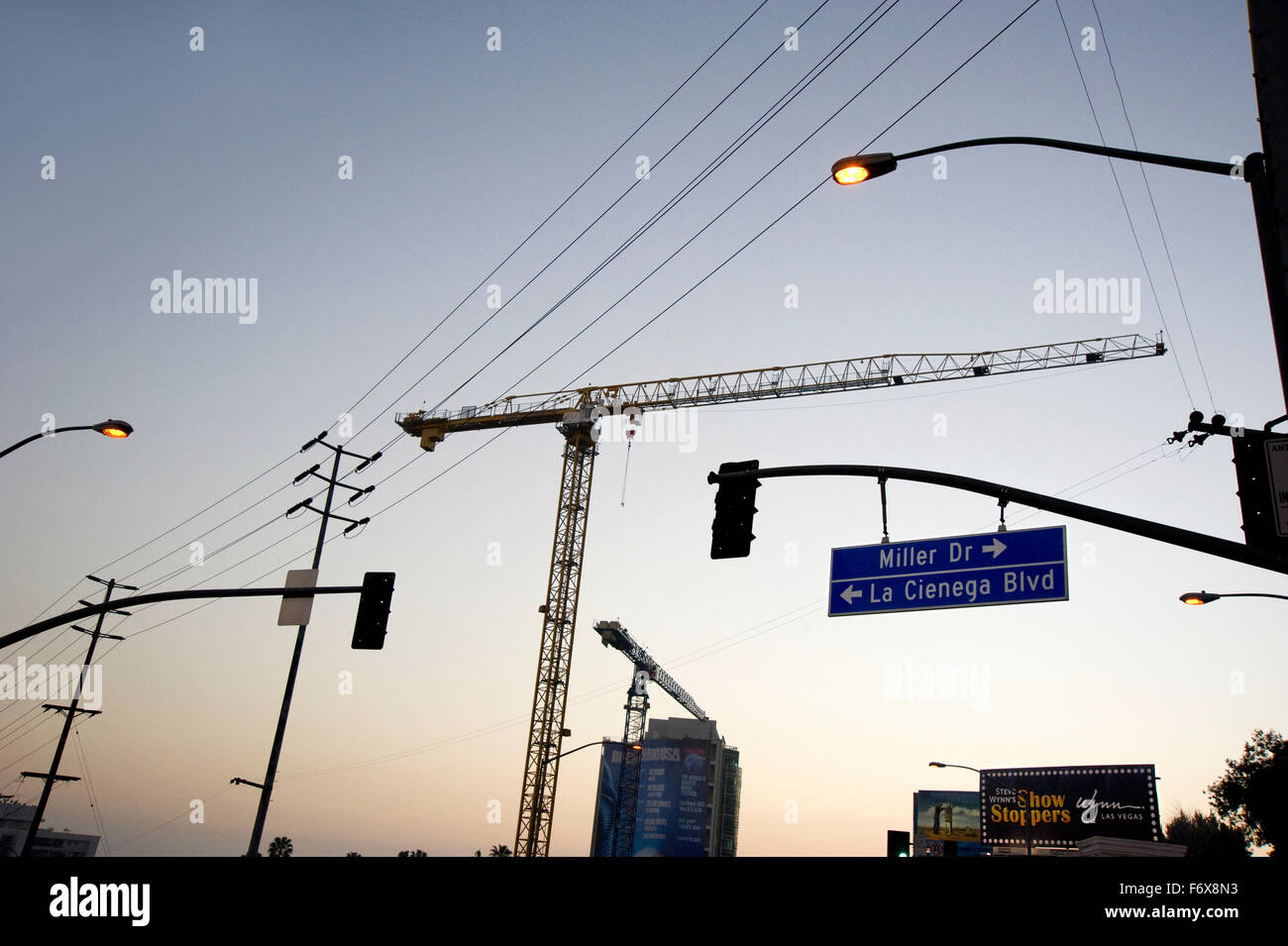 Baukräne am Sunset Blvd. Stockfoto