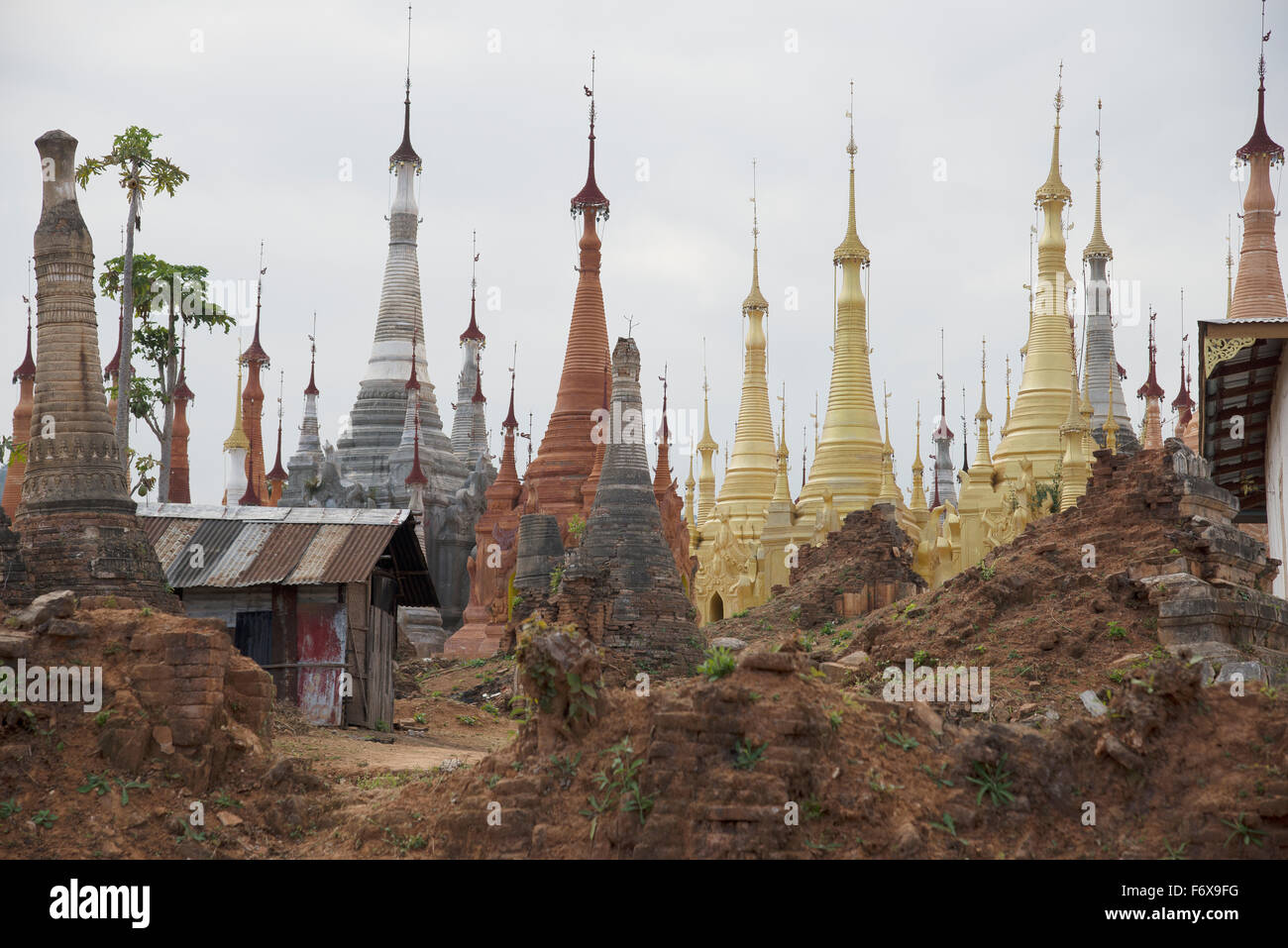 Gemischte neue und alte Stupas in diesem kleinen Dorf, einem Nebenfluss Inle See; Myanmar Stockfoto