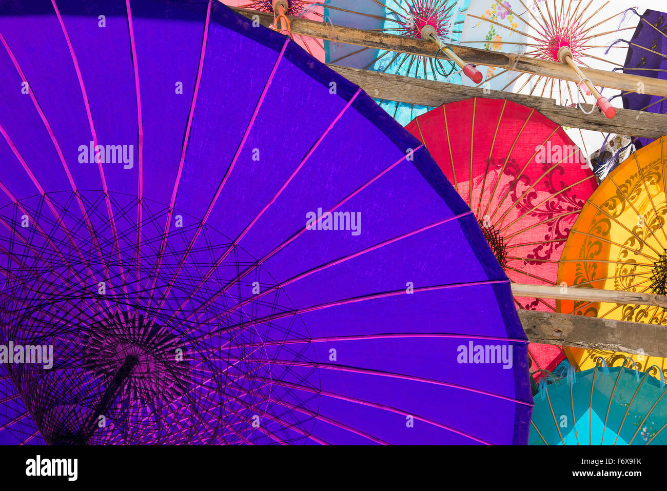 Buntes Papier Sonnenschirme auf dem Display; Yangon, Myanmar Stockfoto