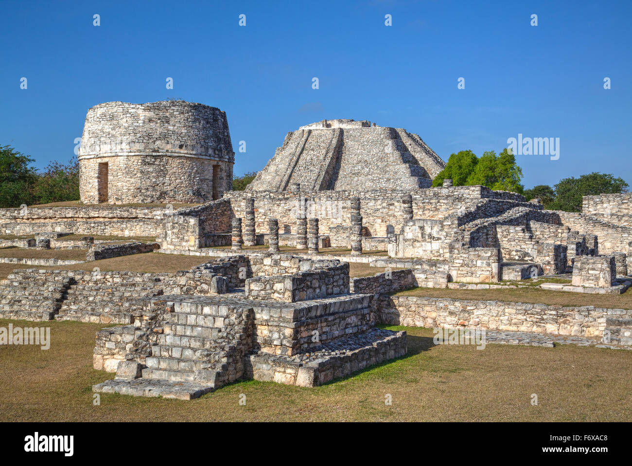 Rundtempel, Castillo de Kukulcan (Hintergrund), Mayapan Maya-Ausgrabungsstätte; Yucatan, Mexiko Stockfoto