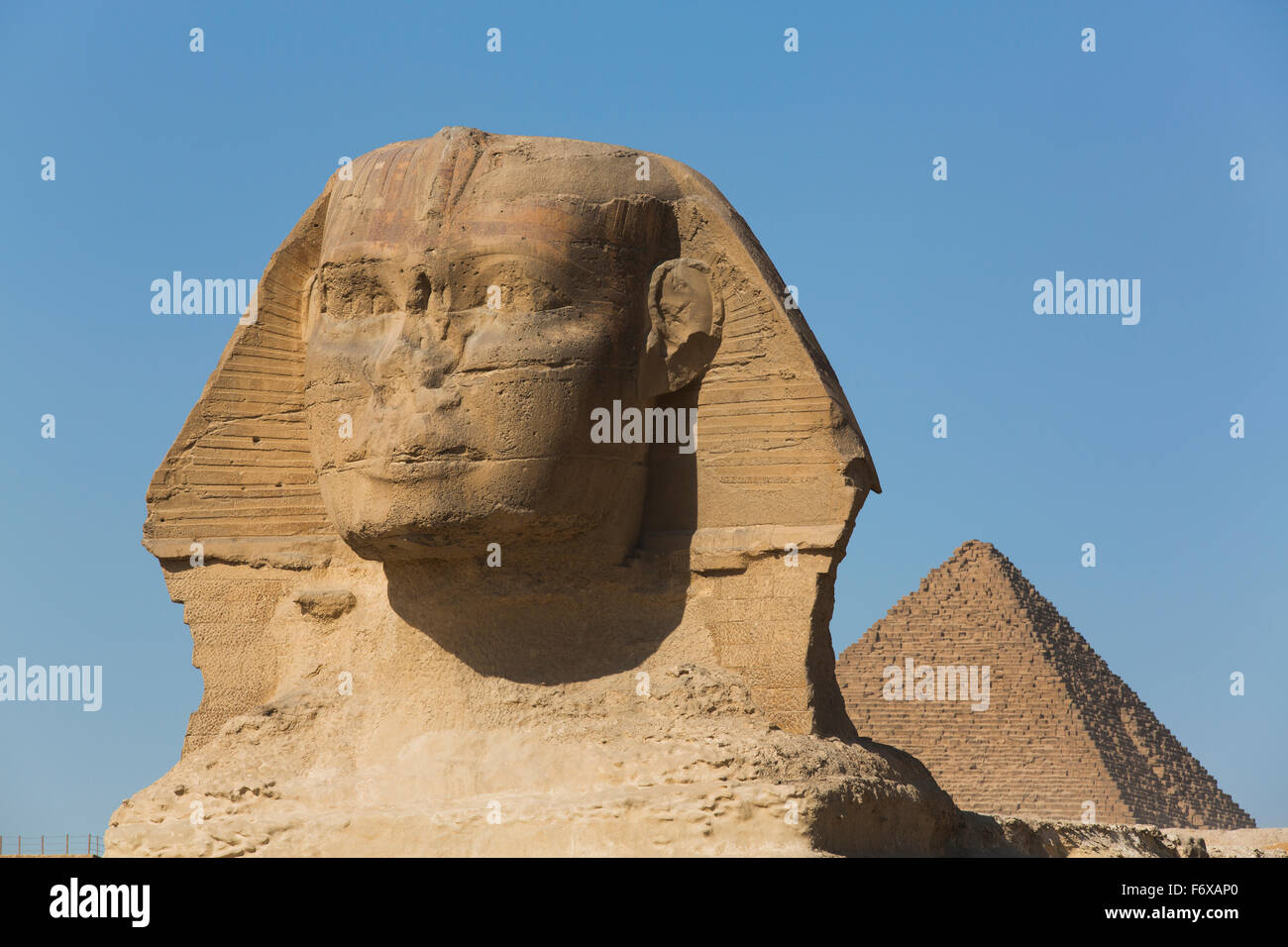 Sphinx (Vordergrund), Pyramide des Mykerinos (Hintergrund), die Pyramiden von Gizeh; Gizeh, Ägypten Stockfoto