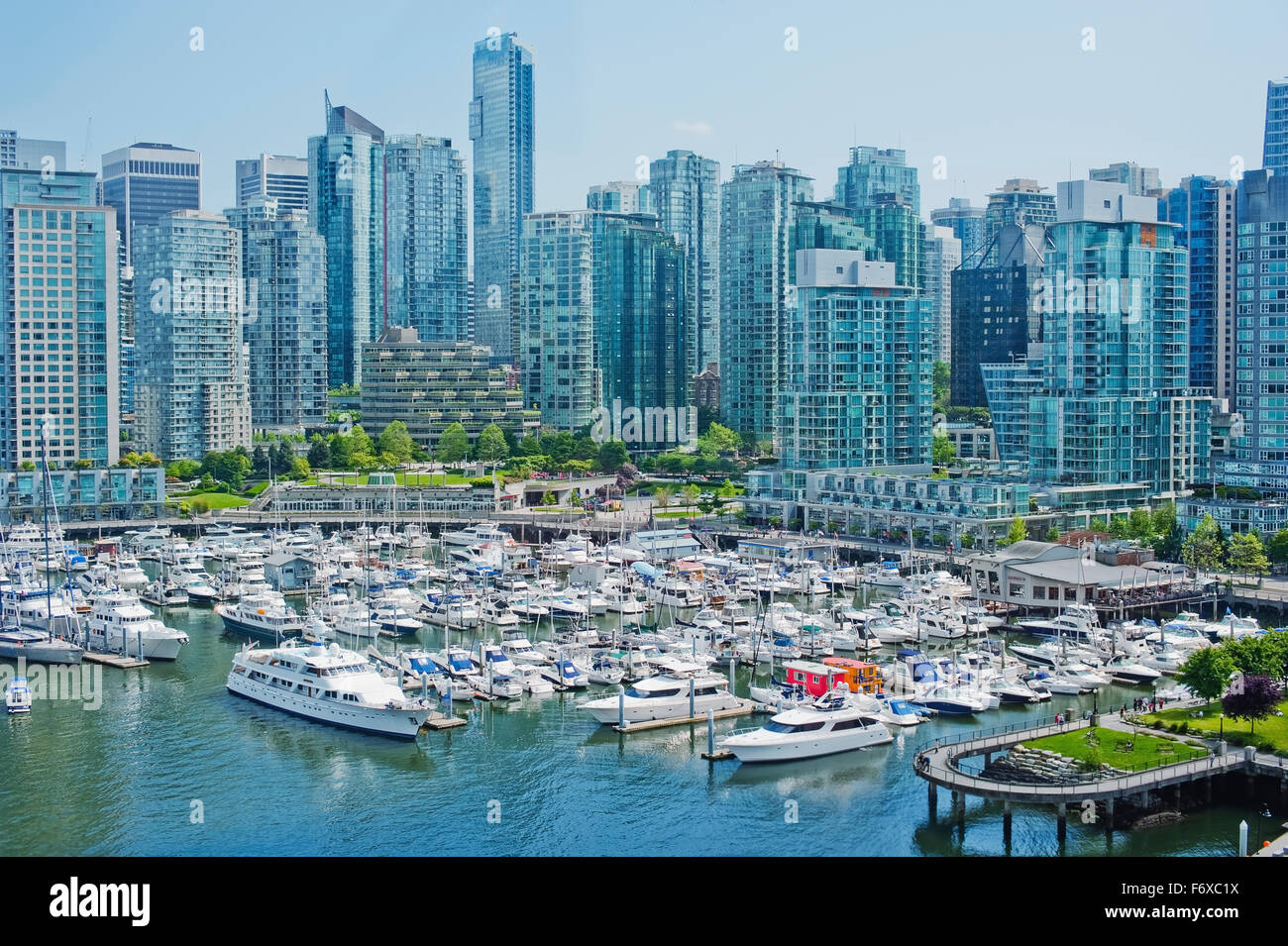 Die Innenstadt von Wasser mit Booten in Coal Harbour Marina, ein beliebter Ort der Vancouver-Anlegeplatz und die Skyline; Vancouver, British Columbia, Kanada Stockfoto