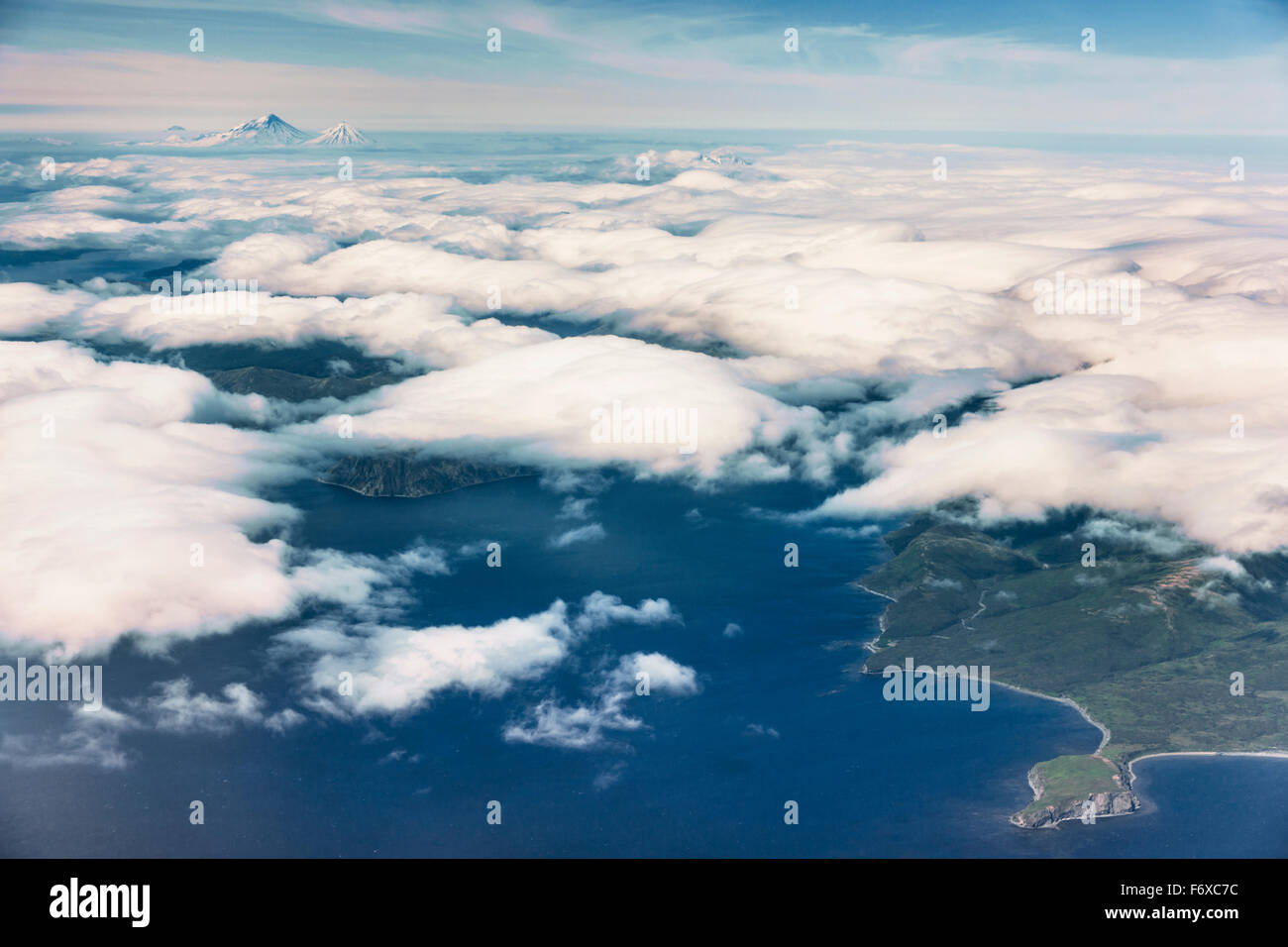 Aerial View von Popof Island, Tiefflug Wolken verdeckt die Insel, Sand Point, südwestlichen Alaska, USA, Sommer Stockfoto