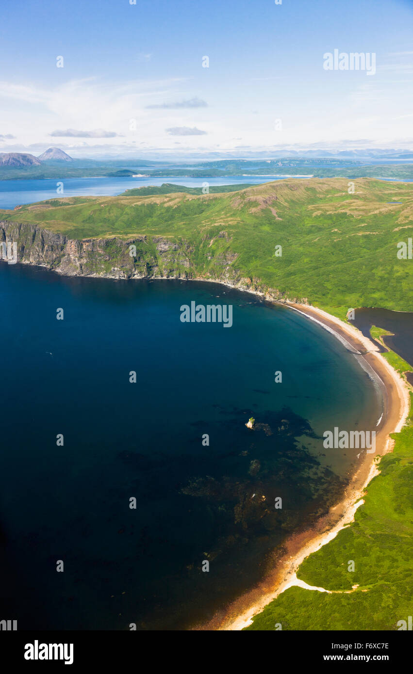 Luftbild von Klippen und Strände entlang der Küste von Popof-Insel in der Nähe von Sand Point, südwestlichen Alaska, USA, Sommer Stockfoto