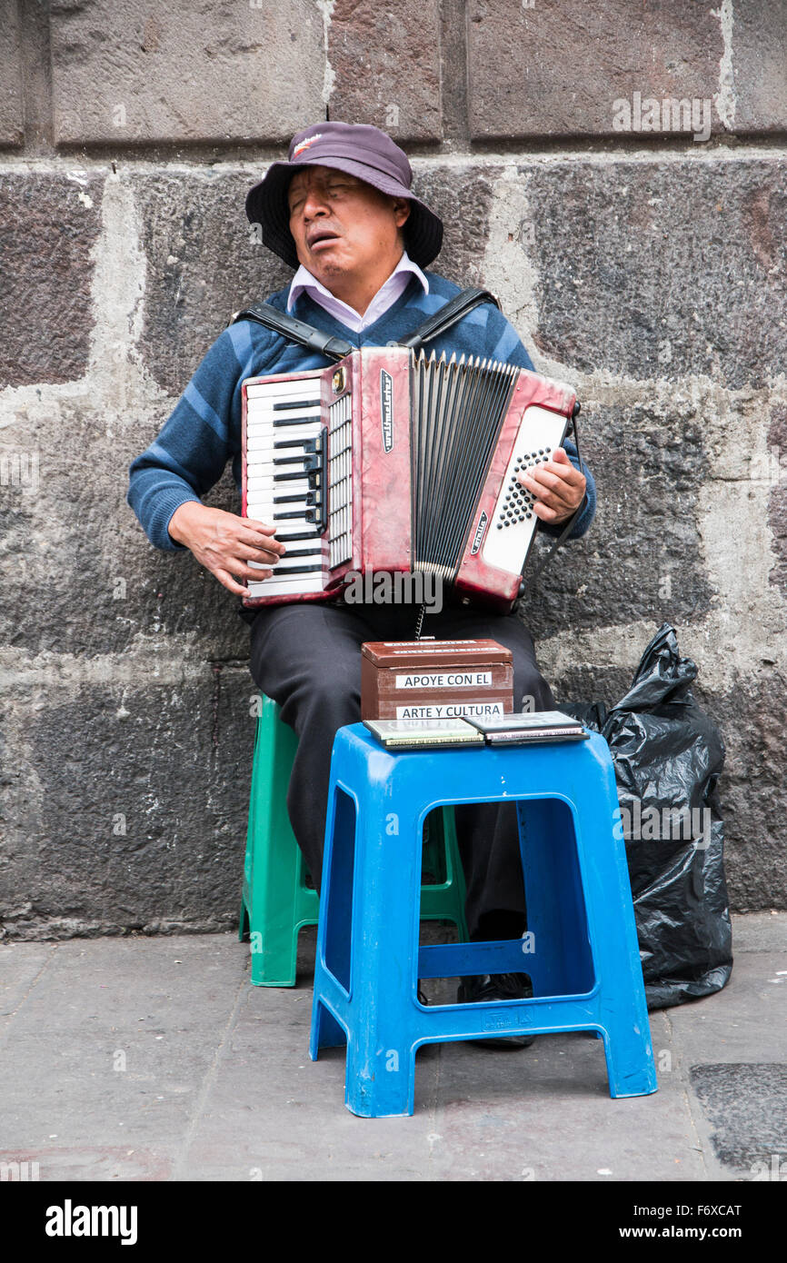 Straßenmusiker außerhalb der Kirche El Sagrario in Quito, Ecuador. Stockfoto