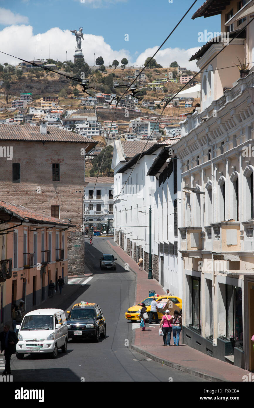 Befindet sich oben auf dem Cerro El Panecillo, die Virgen de Quito-Denkmal von fast jedem Ort in der Innenstadt von Quito ersichtlich. Stockfoto