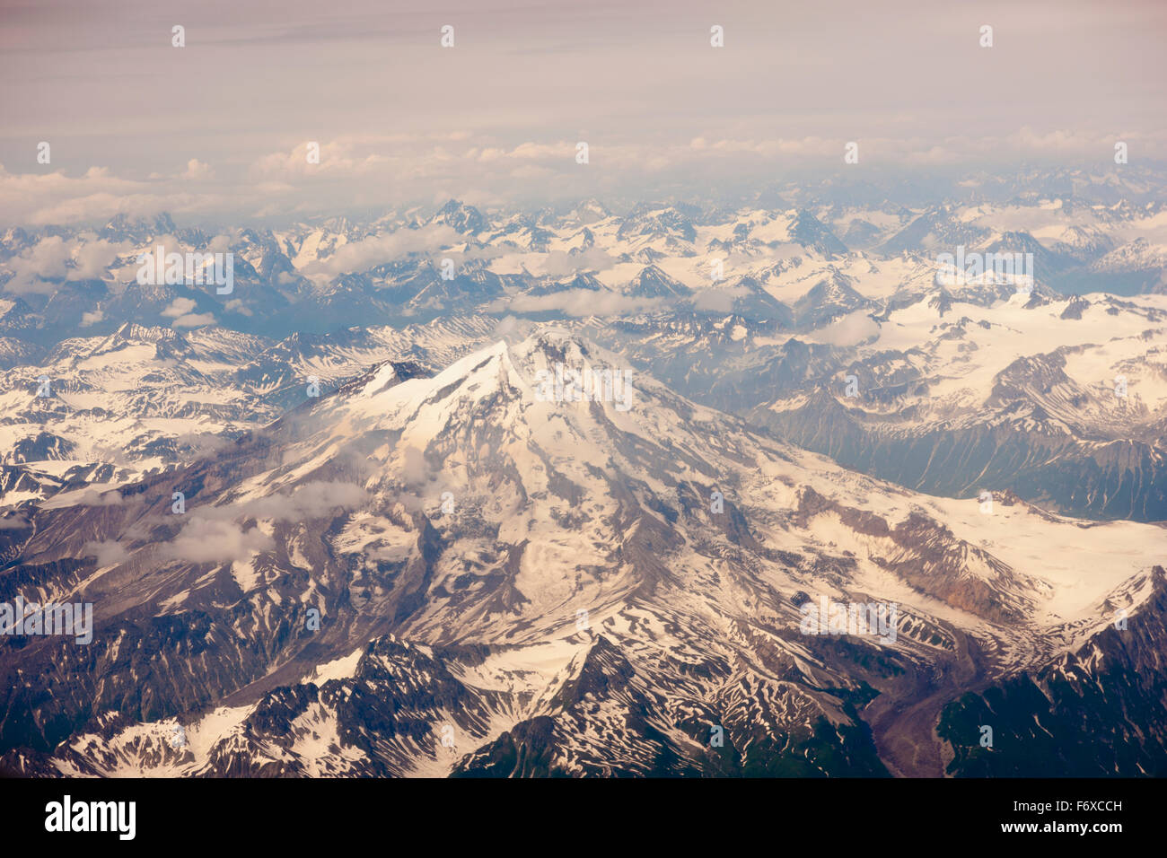 Luftaufnahme von Schnee bedeckten Mount Iliamna und die umliegenden Berge der Aleutenkette, Alaska-Halbinsel, südwestlichen Alaska, USA, Sommer Stockfoto